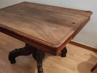 Mesa antigua de madera tallada URGE