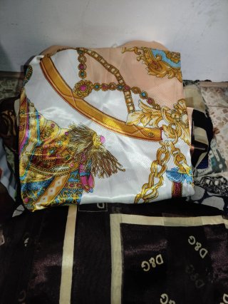 Vari foulard e sciarpe