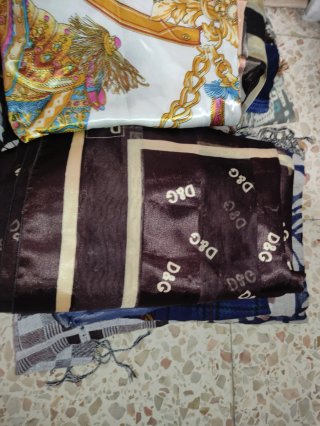 Vari foulard e sciarpe