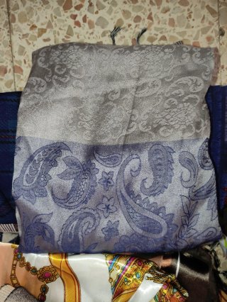 Vari foulard e sciarpe