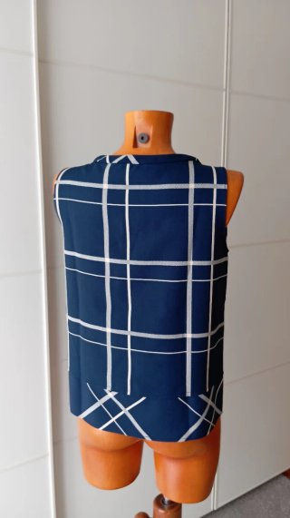 Blusa sin mangas azul y blanca. Chaleco. Talla 40.