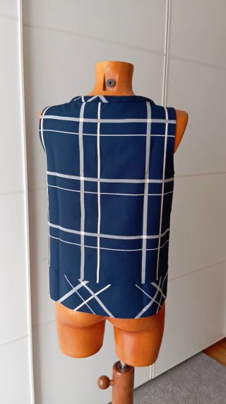 Blusa sin mangas azul y blanca. Chaleco. Talla 40.