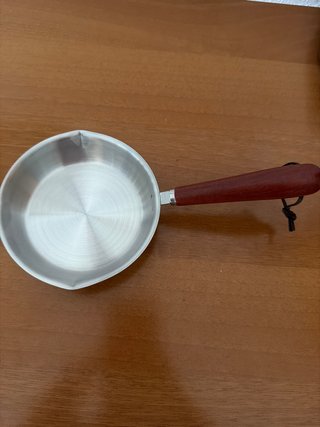 Sartén pequeña con mango de madera