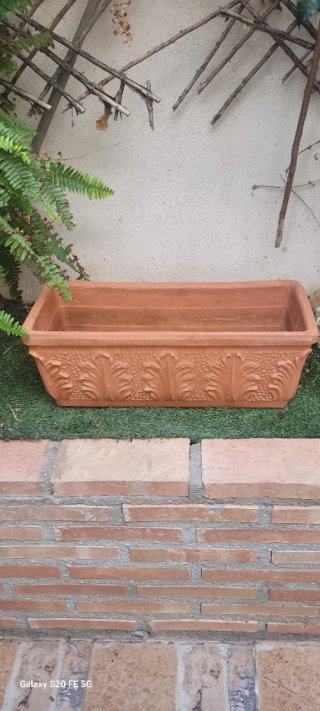 Macetero de cerámica terracota decorado