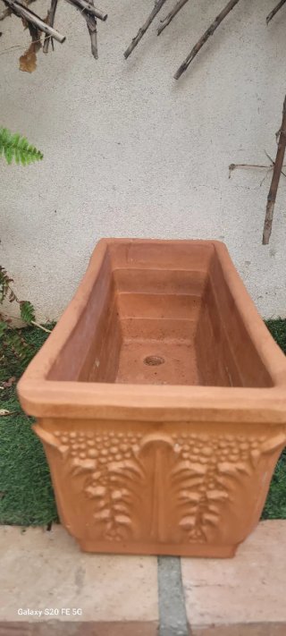 Macetero de cerámica terracota decorado