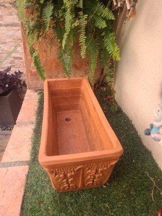 Macetero de cerámica terracota decorado