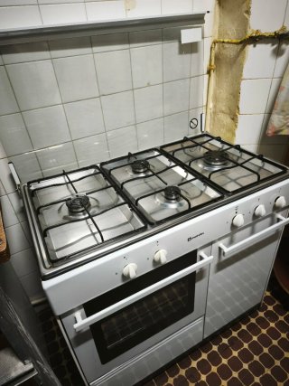 Cocina de gas blanca con horno