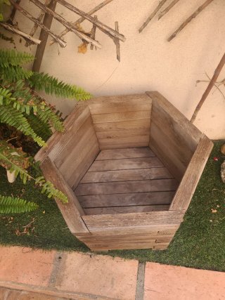 Macetero de madera hexagonal