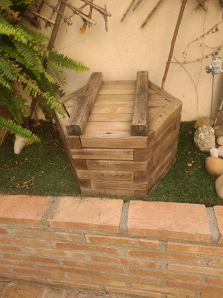 Macetero de madera hexagonal