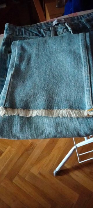 Pantalones vaqueros campana deshilachados