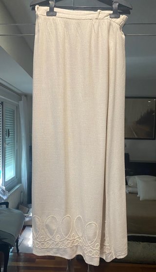 Falda larga beige bordada