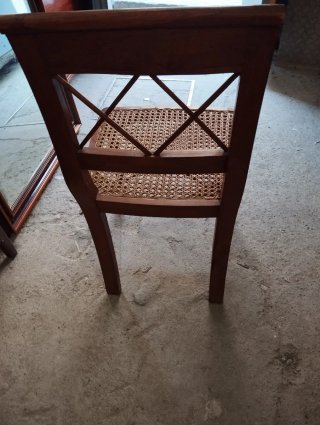Silla de madera con asiento de rejilla