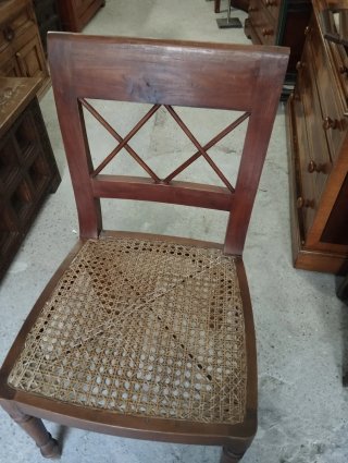 Silla de madera con asiento de rejilla