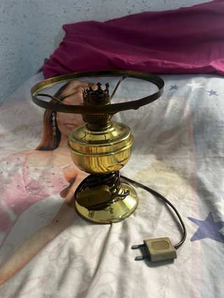 Lámpara de mesa dorada estilo antiguo