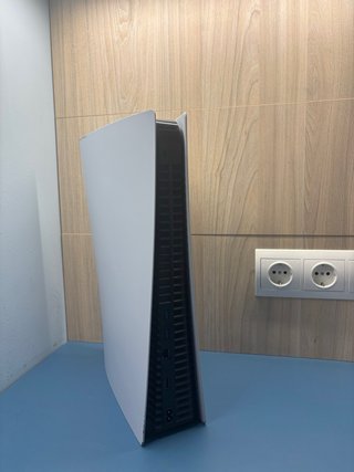 PS5 Slim + 2 Mandos + Base de Carga Led