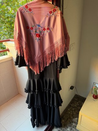 Vestido Flamenco Sevillana Negro con Mantón Rosa
