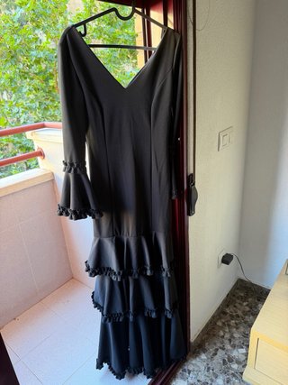 Vestido Flamenco Sevillana Negro con Mantón Rosa