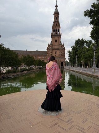 Vestido Flamenco Sevillana Negro con Mantón Rosa