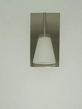 Apliques de pared plateados y blancos