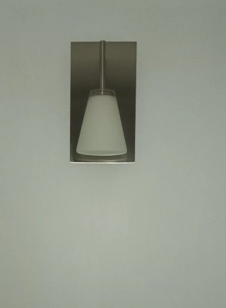Apliques de pared plateados y blancos
