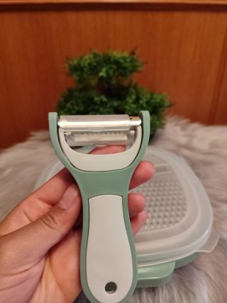 Rallador con recipiente y 2 peladores