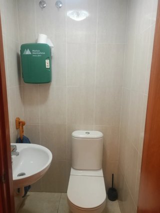 Alquiler habitació en casa de cuatro plantas.