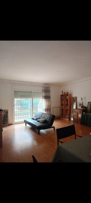Alquiler habitació en casa de cuatro plantas.