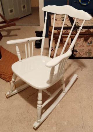 Sedia a dondolo in legno bianca
