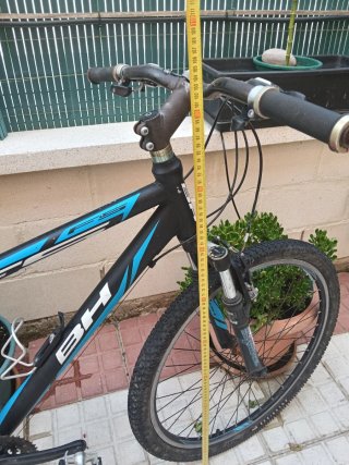 Bicicleta de Montaña Azul y Negra