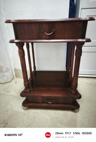 Dos mesitas de noche de madera de pino con ruedas
