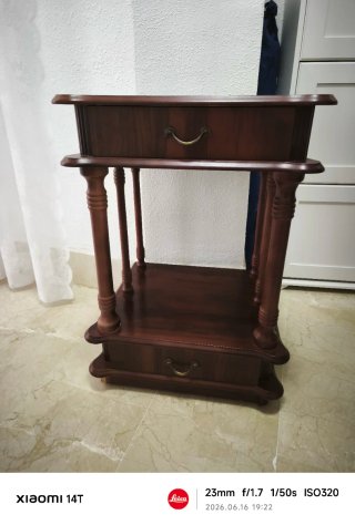 Dos mesitas de noche de madera de pino con ruedas
