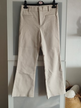Pantalón crema t.36 Stradivarius