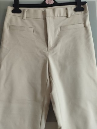 Pantalón crema t.36 Stradivarius