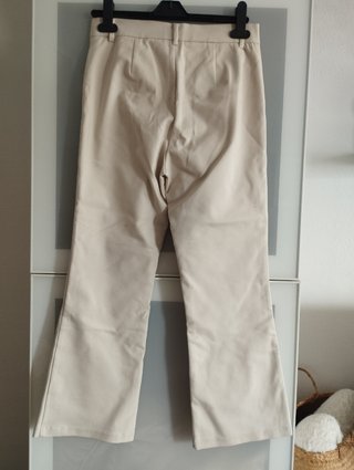 Pantalón crema t.36 Stradivarius