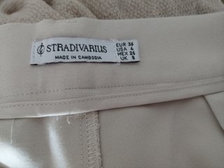 Pantalón crema t.36 Stradivarius