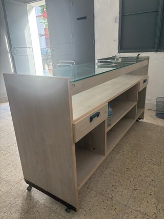 Mostrador de madera y cristal