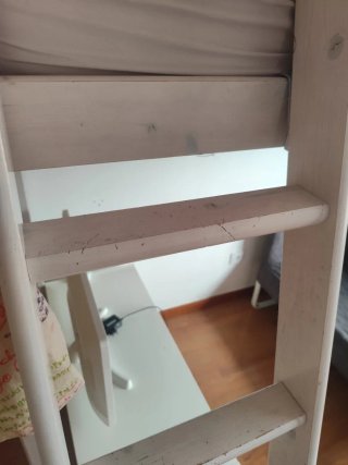 Cama alta madera + sofá gris + mueble