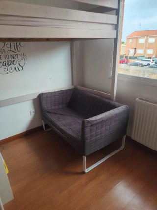 Cama alta madera + sofá gris + mueble