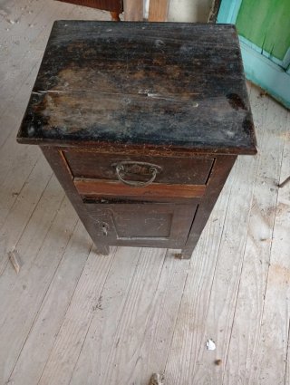 Mesita de noche de madera