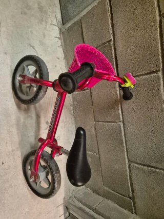 Bici sin pedales roja con cesta