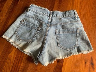 Shorts inguinali in denim con orlo sfrangiato