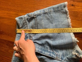 Shorts inguinali in denim con orlo sfrangiato