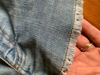 Shorts inguinali in denim con orlo sfrangiato