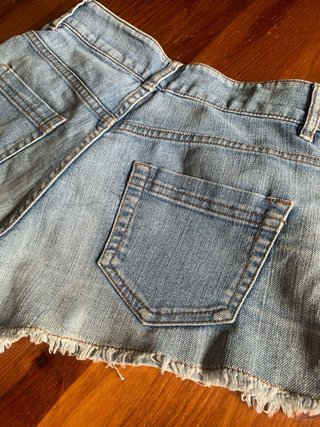 Shorts inguinali in denim con orlo sfrangiato