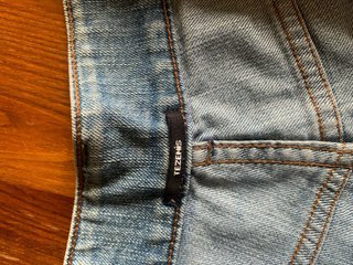 Shorts inguinali in denim con orlo sfrangiato
