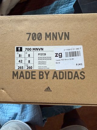 Adidas 700 MNVN Talla 42 (pequeña) Nuevas