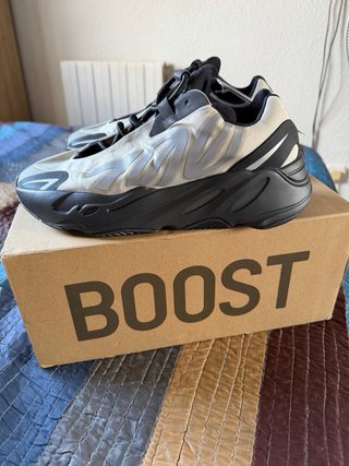 Adidas 700 MNVN Talla 42 (pequeña) Nuevas