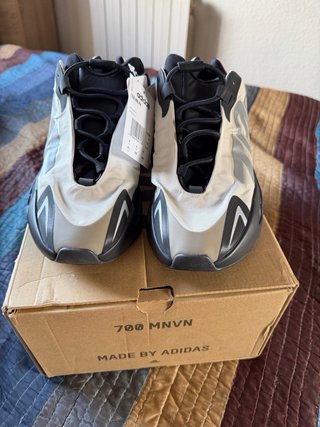Adidas 700 MNVN Talla 42 (pequeña) Nuevas