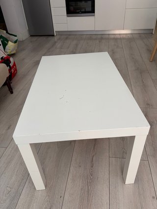 Mesa baja de madera blanca
