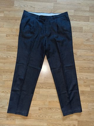 Traje de rayas negro y gris